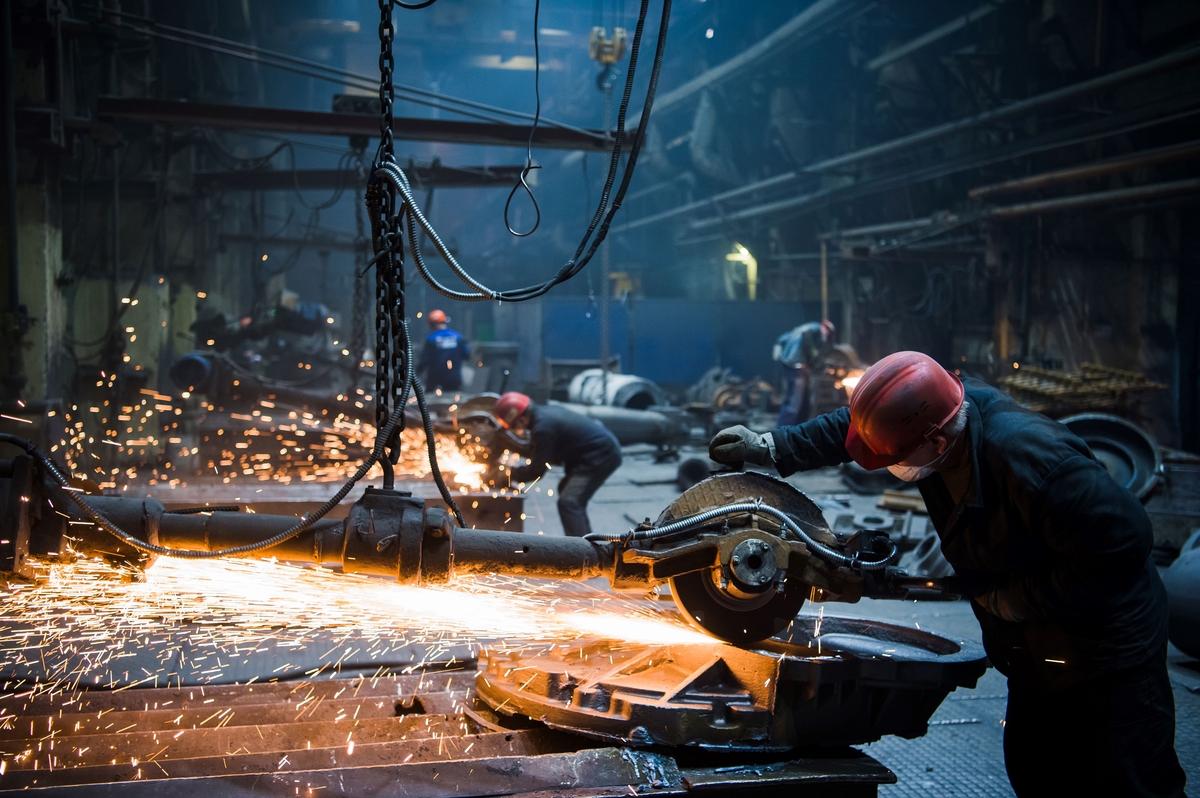 welder-used-grinding-stone-on-steel-in-factory-wit-2022-02-08-22-39-25-utc